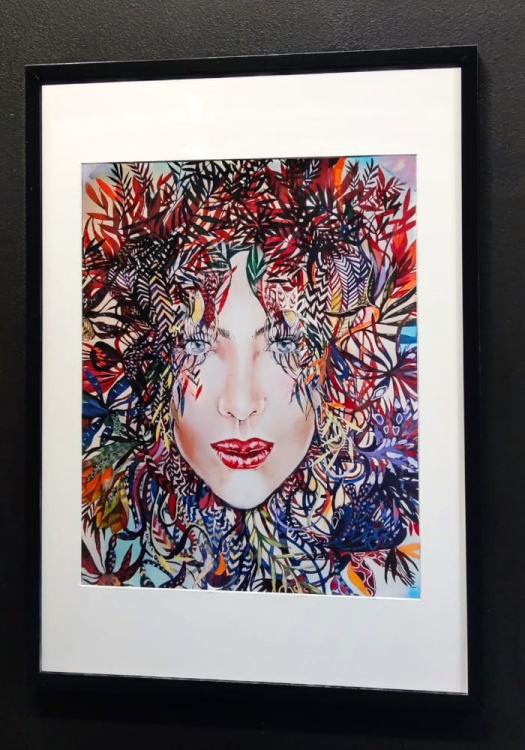 Kolor 2 Medusa 40x50 cm, rama basic 50x70 cm, black wall, right perspective.jpg
