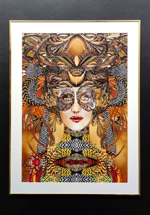Luto 50x70 cm, rama alu gold, białe p-p, black wall.jpg