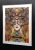 Luto 50x70 cm, rama alu gold, białe p-p, black wall, right perspective.jpg
