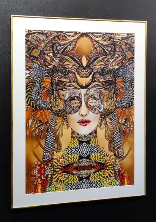 Luto 50x70 cm, rama alu gold, białe p-p, black wall, left perspective.jpg