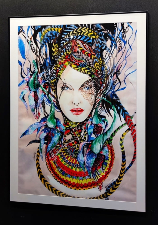 Kundry 2, plakat 70x100 cm, białe pass-partout i czarna alu rama 80x110 cm połysk, black wall right perspective2.jpg