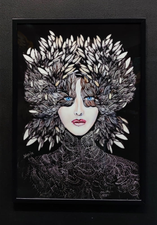 Lady Gorudo Silver 50x70 cm, rama basic, black frame.jpg