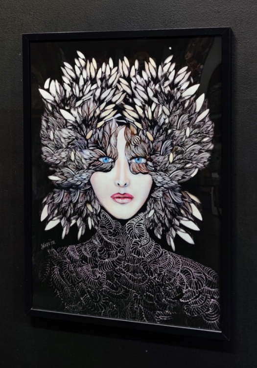 Lady Gorudo Silver 50x70 cm, rama basic, black frame, right side.jpg