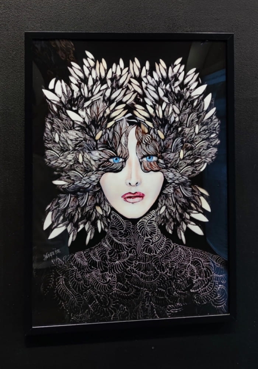 Lady Gorudo Silver 50x70 cm, rama basic, black frame, left side.jpg