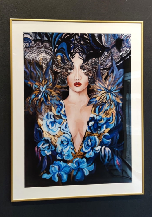 Goldiva Szafiro 50x70, rama alu gold, white passe-partout 60x60 cm, black wall left perspective.jpg