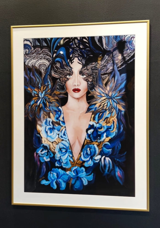 Goldiva Szafiro 50x70, rama alu gold, white passe-partout 60x60 cm, black wall right perspective.jpg