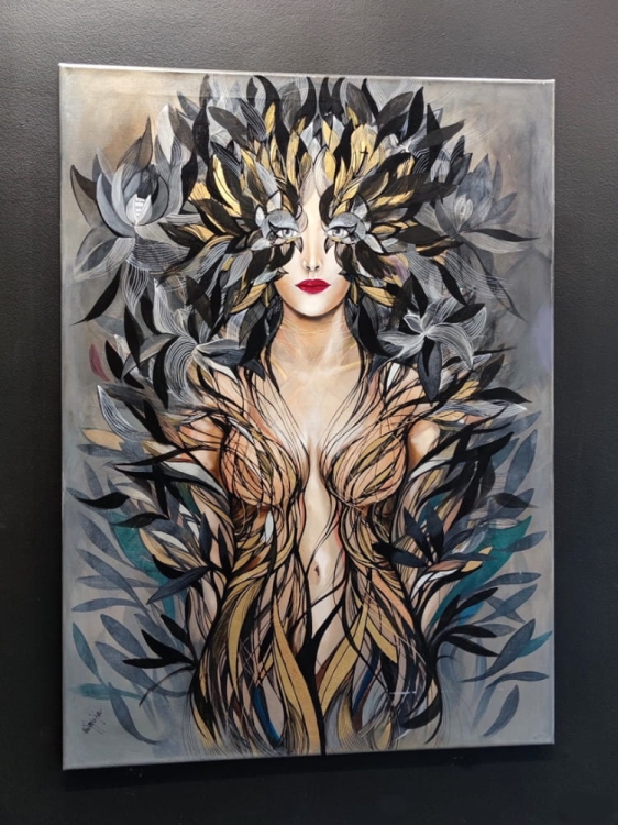 Złoto Priama, 80x110 cm, akryl na płótnie, Maggie Piu, black wall, left perspective.jpg