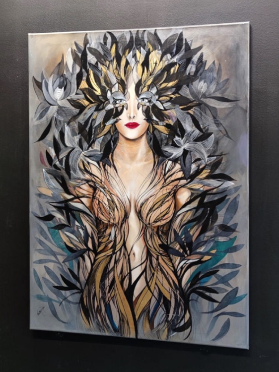 Złoto Priama, 80x110 cm, akryl na płótnie, Maggie Piu, black wall, right perspective.jpg