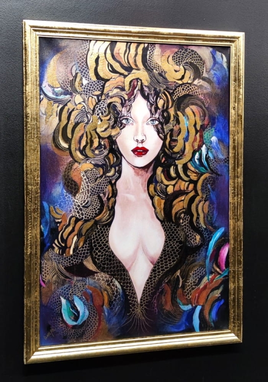 Goldiva Tokage, 60x90 cm, technika mieszana, obraz Maggie Piu, gold frame, black wall, left side.jpg