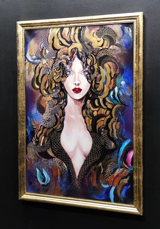 Goldiva Tokage, 60x90 cm, technika mieszana, obraz Maggie Piu, gold frame, black wall, right side.jpg