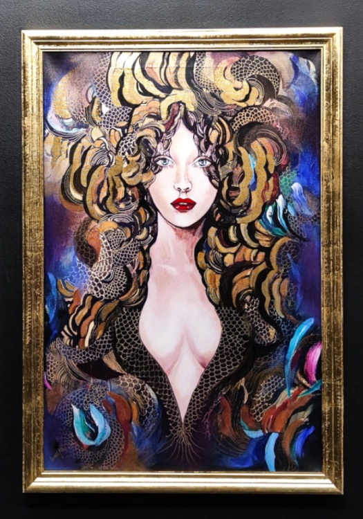 Goldiva Tokage, 60x90 cm, technika mieszana, obraz Maggie Piu, gold frame, black wall in the gallery.jpg