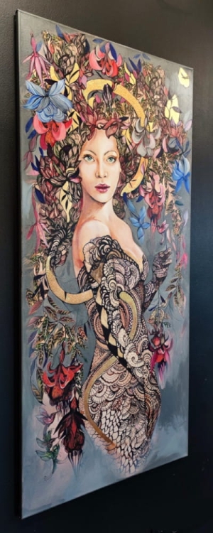 Siostra Tygrysicy Grey, 70x150 cm, technika mieszana, Maggie Piu, black wall in gallery, left perspective.jpg