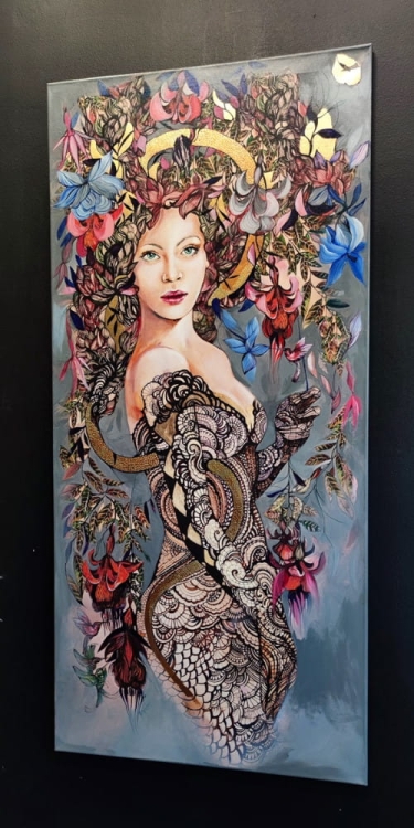 Siostra Tygrysicy Grey, 70x150 cm, technika mieszana, Maggie Piu, black wall in gallery, right perspective.jpg