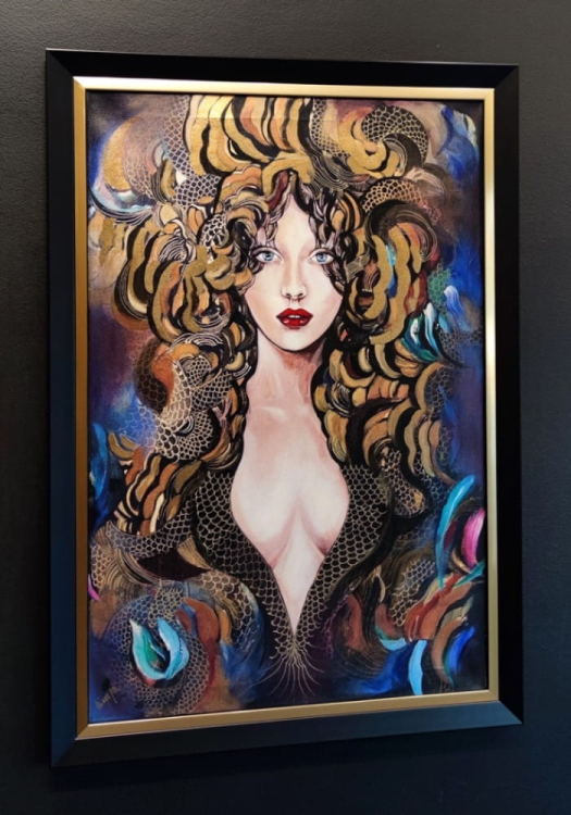 Goldiva Tokage, 60x90 cm, technika mieszana, obraz Maggie Piu, black-gold frame, black wall, right perspective.jpg