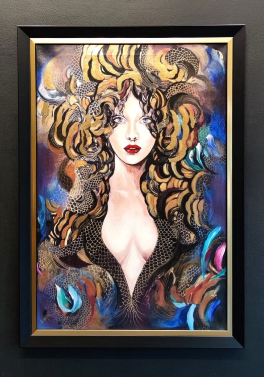 Goldiva Tokage, 60x90 cm, technika mieszana, obraz Maggie Piu, black-gold frame, black wall.jpg