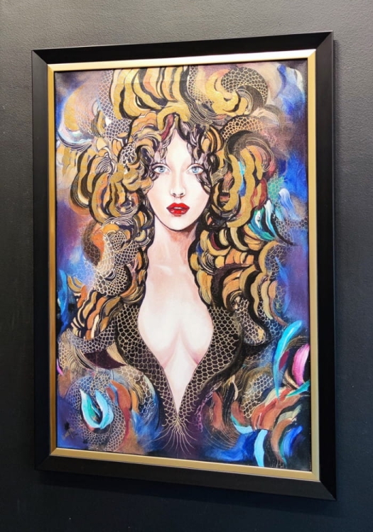 Goldiva Tokage, 60x90 cm, technika mieszana, obraz Maggie Piu, black-gold frame, black wall, left perspective.jpg