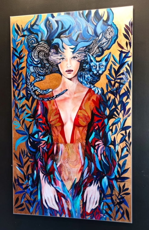 Aoi Neko, 90x150 cm, technika mieszana, Maggie Piu, black wall in the gallery, right perspective.jpg