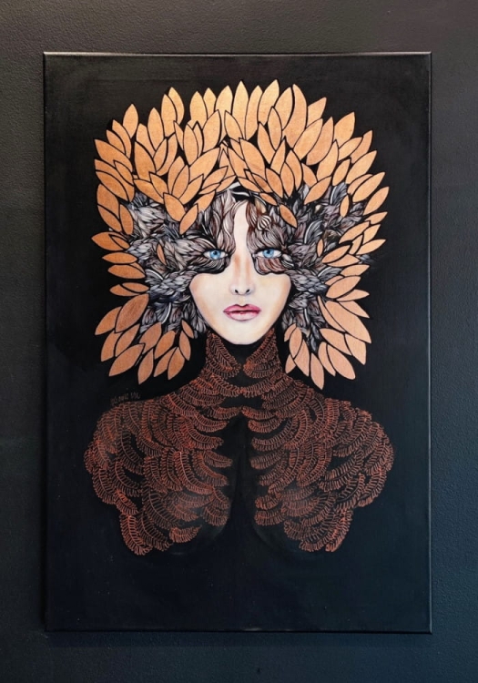 Lady Gorudo Copper, 60x90 cm, technika mieszana, Maggie Piu, black wall in the gallery.jpg