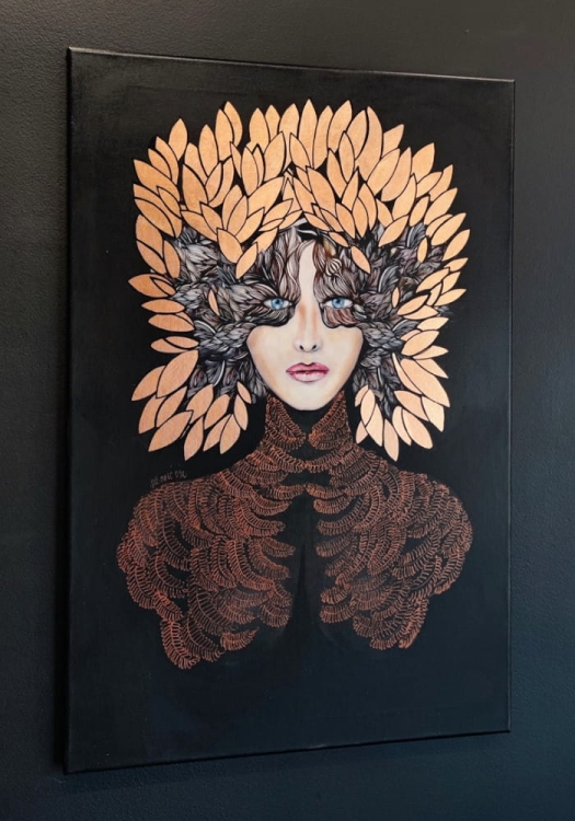 Lady Gorudo Copper, 60x90 cm, technika mieszana, Maggie Piu, black wall in the gallery, left perspective.jpg