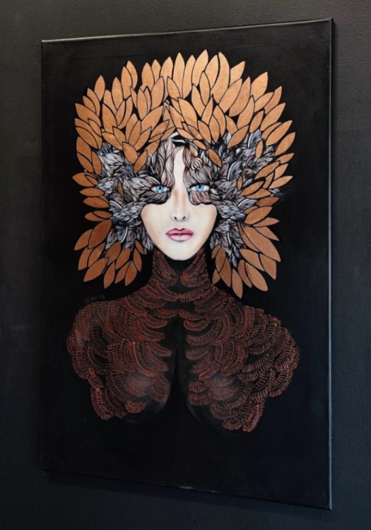 Lady Gorudo Copper, 60x90 cm, technika mieszana, Maggie Piu, black wall in the gallery, right perspective.jpg