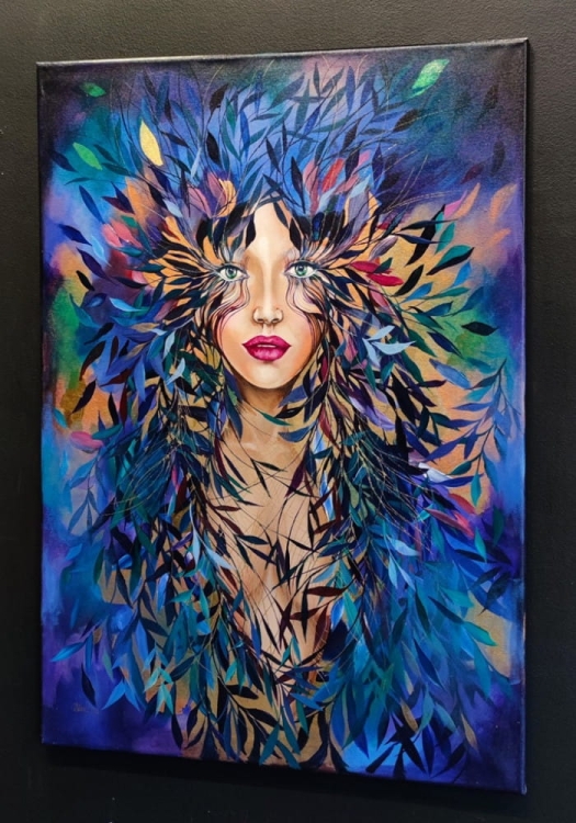 Lady Ha, 70x100 cm, akryl na płótnie, Maggie Piu, black wall in the gallery, right perspective.jpg