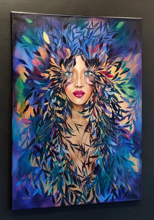 Lady Ha, 70x100 cm, akryl na płótnie, Maggie Piu, black wall in the gallery, left perspective.jpg
